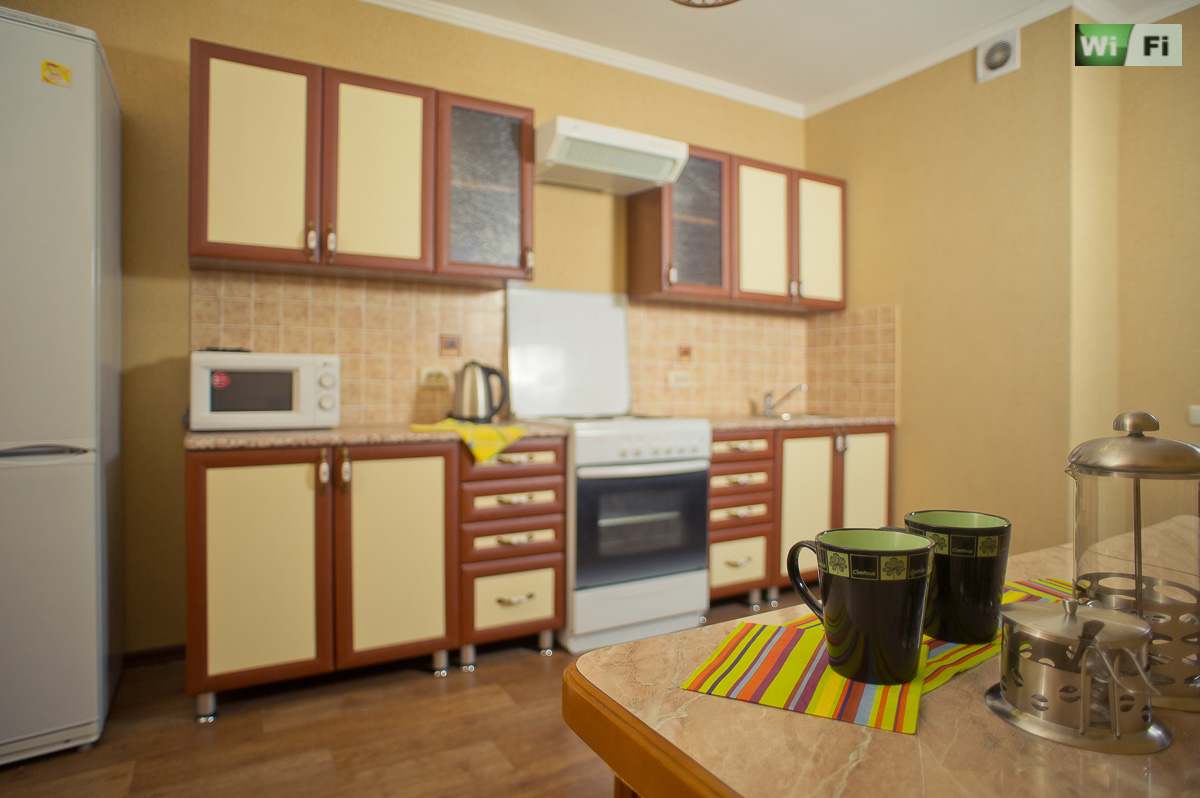 гарнитур в кухне в посуточной трехкомнатной квартире VIP класса по ул. Пушкина