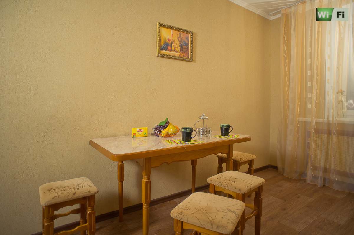 стол на кухне в посуточной трехкомнатной квартире VIP класса по ул. Пушкина