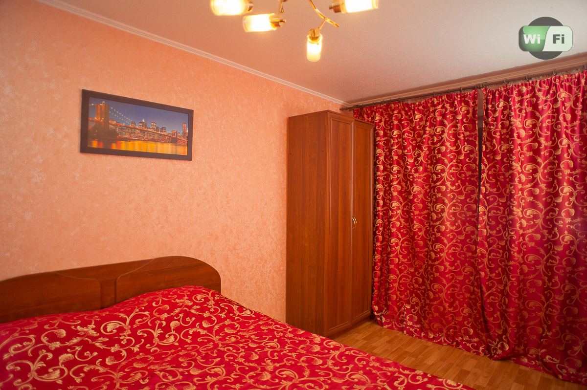 диван в однокомнатной квартире посуточно по ул. плеханова